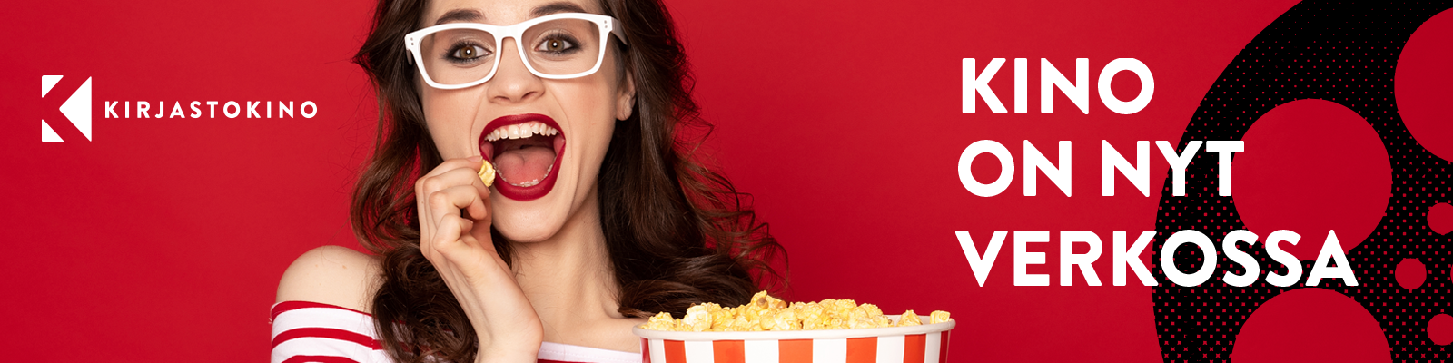 Kirjastokinon mainoskuva, jossa iloinen popcornia syövä nuori nainen