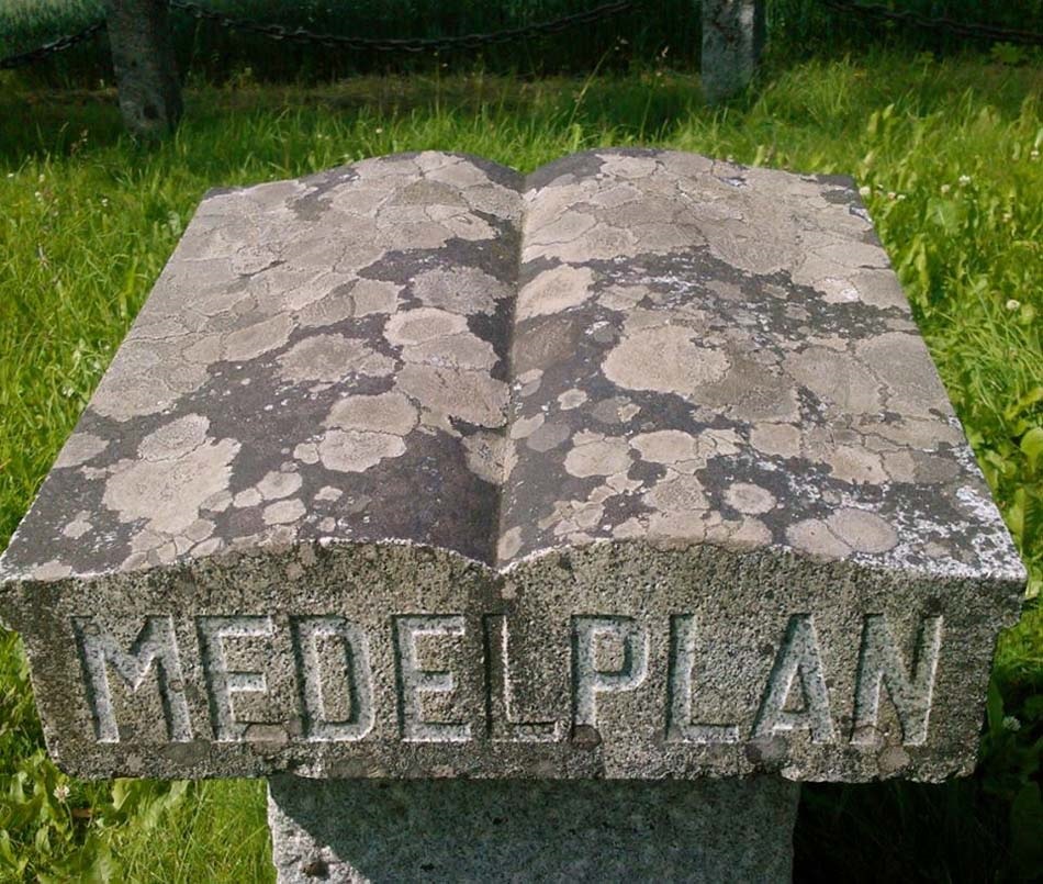 Daniel Medelplanin muistomerkki rauniokirkon pihamaalla