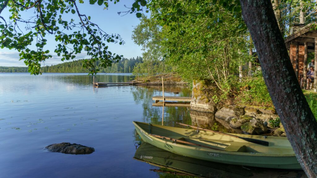 Vene rannassa Rajalansaaren savusaunalla