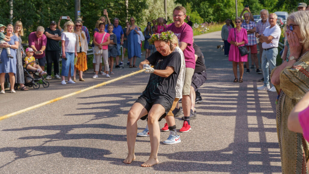 kesätapahtumassa köydenvetoa