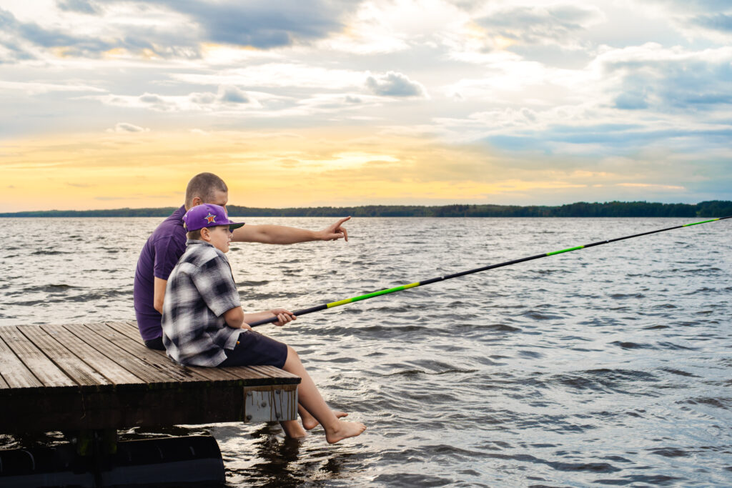 aikuinen ja lapsi ongella kesäillassa